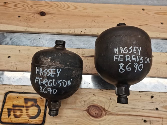 Massey Ferguson 8670 {Akumulator hydrauliczny osi} 