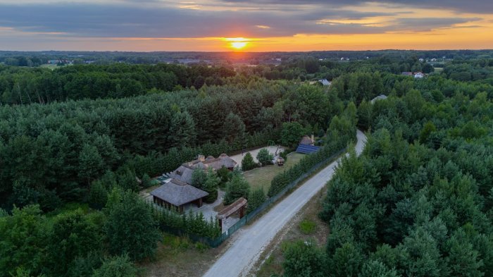 inny inny DOM Z BASENEM, WĘDZARNIĄ, BOISKIEM, FOTOWOLTAIKA, DREWNIANY STRZECHA