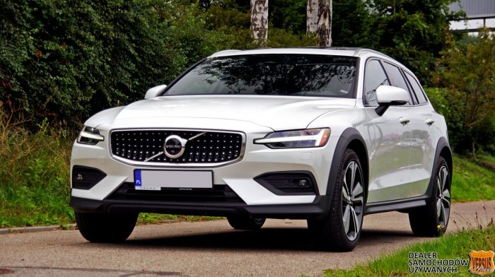 Volvo V60 Cross Country B5 AWD 2023 – Luksus, Bezpieczeństwo i Moc w Jednym!