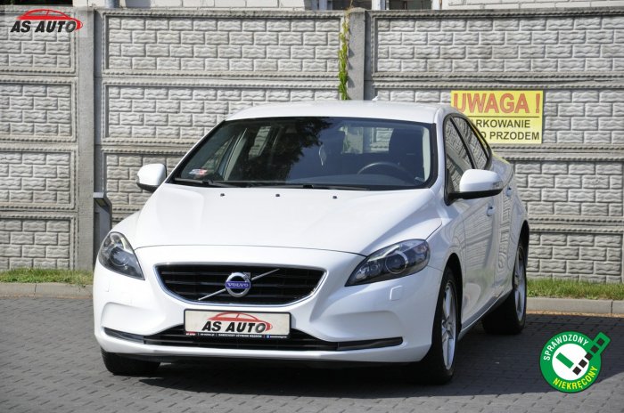 Volvo V40 2,0D2 120KM Momentum/Xenon/Ledy/Serwis/Navi/Harman/Alu/BialaPerla II (2012-)