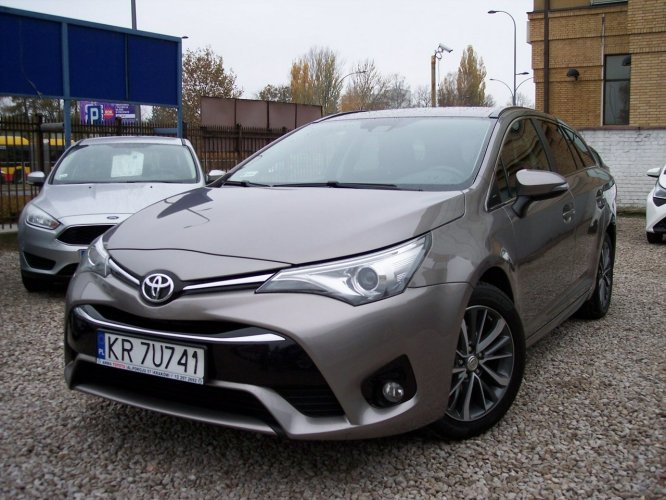 Toyota Avensis 1,8 benz. Kombi SALON PL. III (2009-)