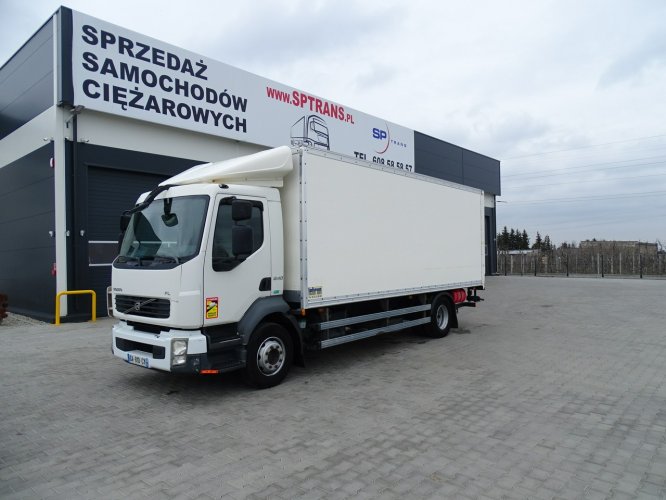 Volvo VOLVO FL 240.16  , kontener  z windą  , rozstaw osi 4,70 VOLVO FL 240 , EURO 5 , rozstaw osi 4,70 , blokada mostu , poduszka